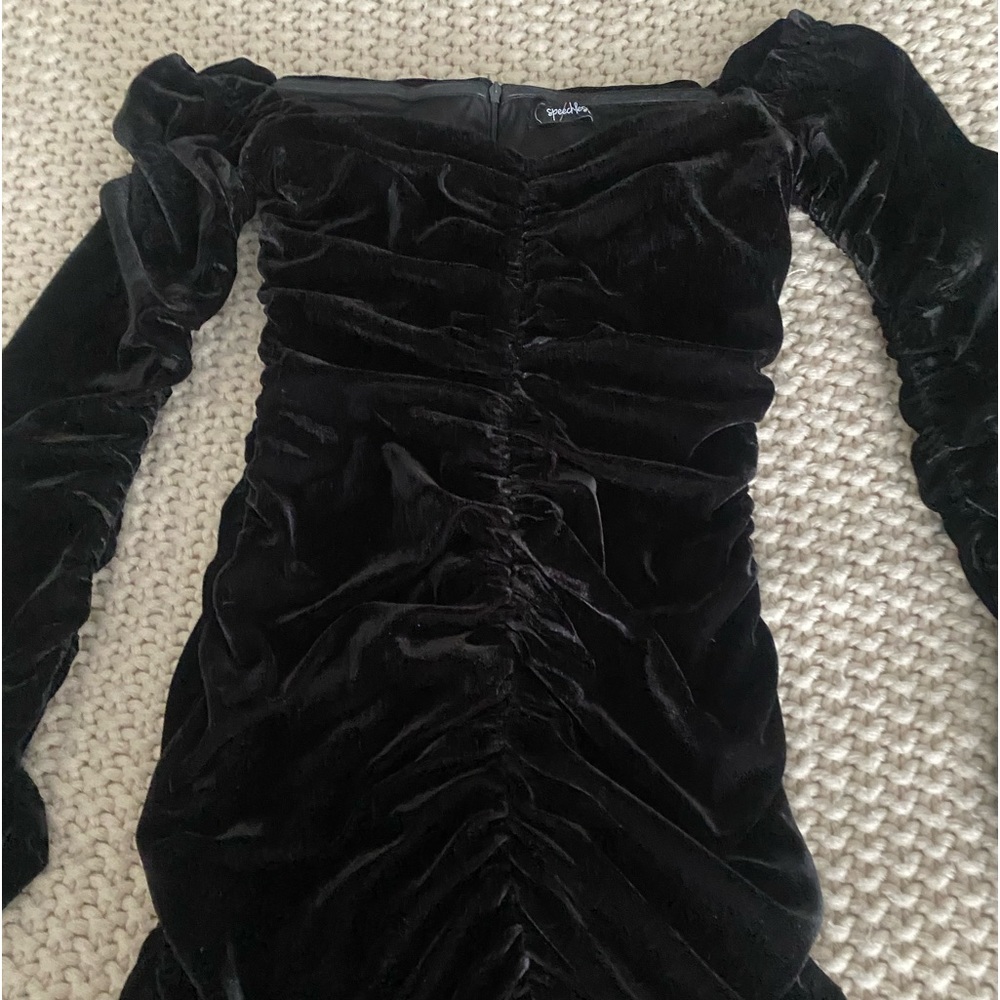 Cute skin tight velvet black dress, very nice for parties or to go out with
